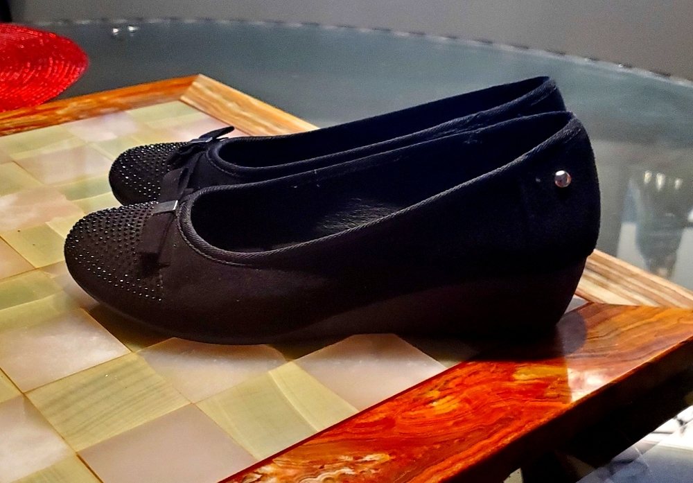 NWOT CUTE BLACK WEDGES sz. 7.5W. Embellished